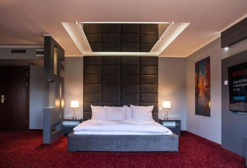Una cama o camas en una habitación de Hotel Fox