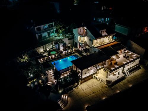 uma vista aérea de uma casa com piscina à noite em Apartments Secret Garden em Ulcinj