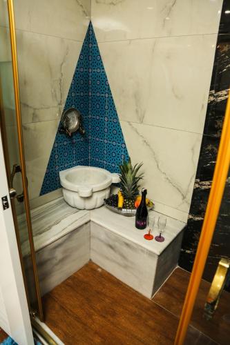 łazienka z prysznicem i choinką w obiekcie More Hotel w mieście Beldibi