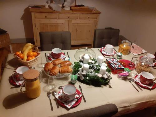 une table avec de la nourriture de Noël en haut dans l'établissement chez Coco, à Riquewihr