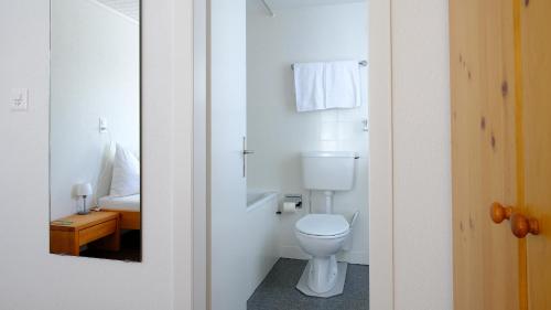 Ein Badezimmer in der Unterkunft Hotel Frieden