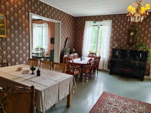 uma sala de jantar com mesa e cadeiras e uma sala de jantar em Saltvik Bed & Breakfast em Saltvik