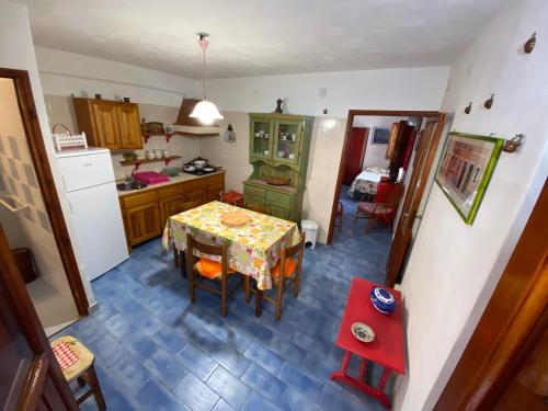 uma vista superior de uma cozinha com uma mesa e cadeiras em Il rifugio del viaggiatore em Favignana