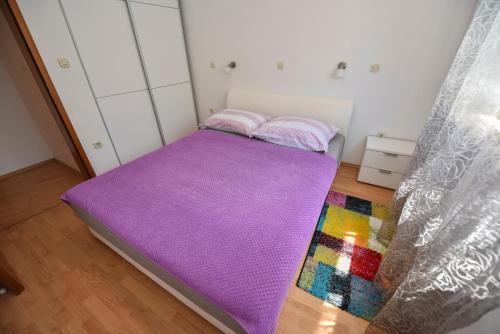 Ένα ή περισσότερα κρεβάτια σε δωμάτιο στο Apartment Vela Draga Sea view by the beach 6