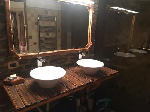 bagno con 2 lavandini e specchio di CHALET GORRET CHENEIL a Valtournenche