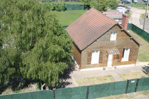 einen Blick über ein Haus mit einem Zaun in der Unterkunft LA BELLE ETOILE in Auneau