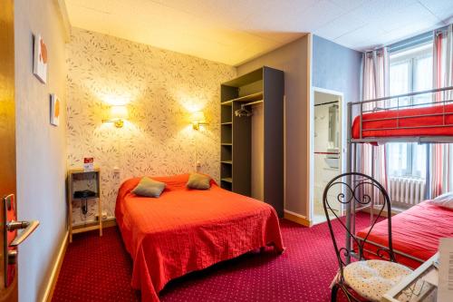 een slaapkamer met 2 bedden en een stapelbed bij Hôtel - Restaurant Saint Jacques in Blois