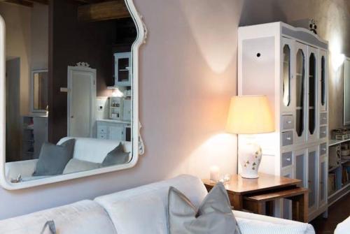フィレンツェにあるFlorence Flat Charmingのリビングルーム(白いソファ、鏡付)