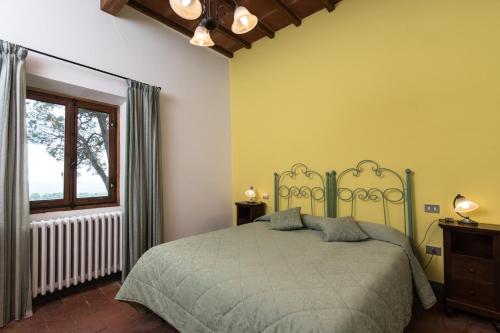 1 dormitorio con cama y ventana en Casa Vacanze Villa Giusterna, en Monte Benichi