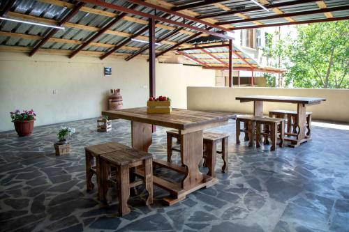 Un restaurante u otro lugar para comer en Tatev Hotel and Tours
