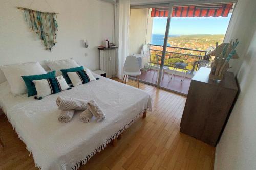 une chambre avec un lit avec deux animaux en peluche dessus dans l'établissement GALETS BLEUS by K6 Conciergerie Prestige, à Cassis