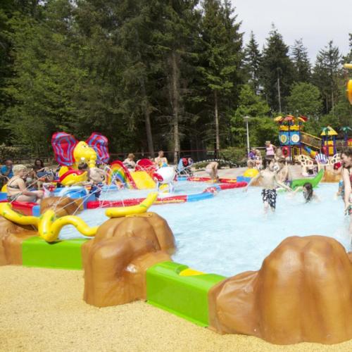 a group of people playing in a water park at Luxe chalet Beekbergen nl in Beekbergen