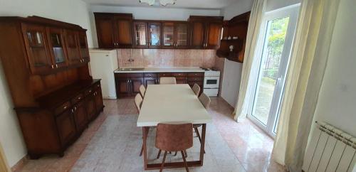 une cuisine avec une table blanche et des chaises dans l'établissement Apartment Nautica Topla, à Herceg-Novi