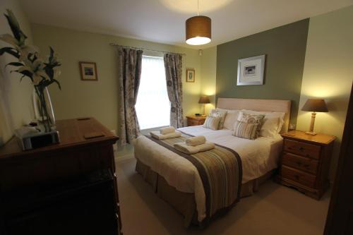 een slaapkamer met een bed met twee handdoeken erop bij City Centre Skeldergate 1 Bed Apartment with Parking in York