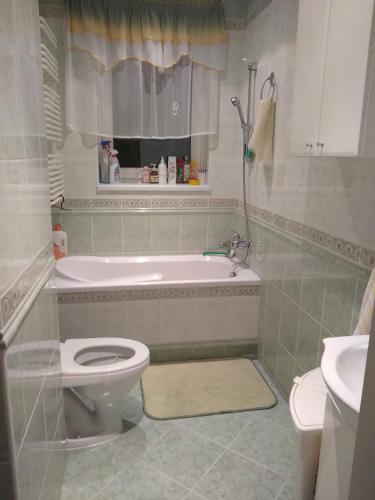 a bathroom with a tub and a toilet and a sink at U STASI kwatery in Piwniczna-Zdrój