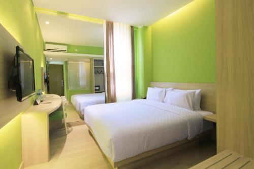 Cama o camas de una habitación en Royal City Hotel Jakarta