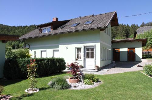 a white house with a yard at Ferienhaus Familie Lagler in Glödnitz