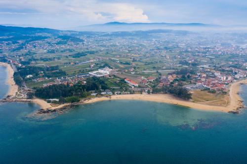 une vue aérienne sur une petite île dans l'eau dans l'établissement Hotel Leal - La Sirena, à Villanueva de Arosa