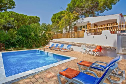 a group of chairs and a swimming pool at Villa Namibe na Quinta da Balaia in Albufeira