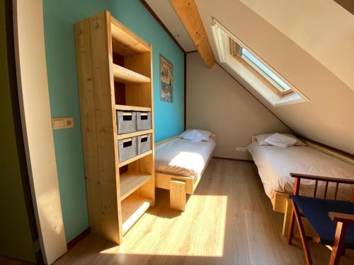 twee bedden in een kamer met een zolder bij Het Achterhoeks Voorrecht in Aalten
