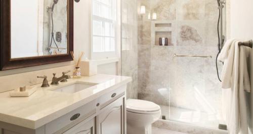 une salle de bain avec une douche, des toilettes et un lavabo dans l'établissement Sleep near Disney Paris, à Carnetin