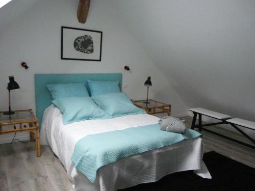 1 dormitorio con 1 cama grande con almohadas azules en Sleep in Carnetin near Disney, en Carnetin