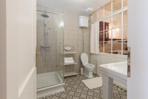 e bagno con doccia, servizi igienici e lavandino. di Apartments 1620yr Trnava a Trnava