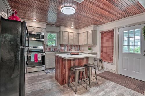Η κουζίνα ή μικρή κουζίνα στο Lake Charles Home 1 Mi to Public Boat Launch