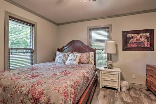 Ένα ή περισσότερα κρεβάτια σε δωμάτιο στο Lake Charles Home 1 Mi to Public Boat Launch