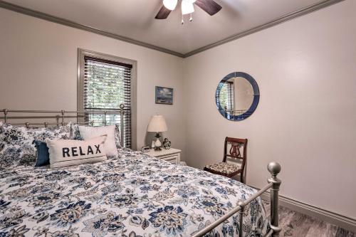 Ένα ή περισσότερα κρεβάτια σε δωμάτιο στο Lake Charles Home 1 Mi to Public Boat Launch
