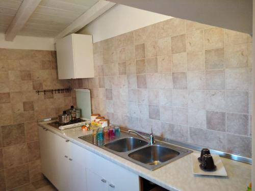 cocina con fregadero y encimera en The holiday house, en Santeramo in Colle