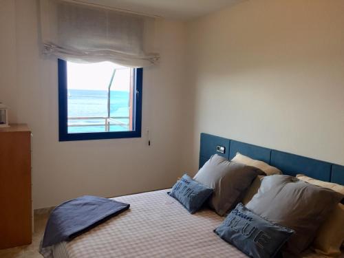 Posteľ alebo postele v izbe v ubytovaní PRECIÓS APARTAMENT A PRIMERA LÍNIA DE MAR