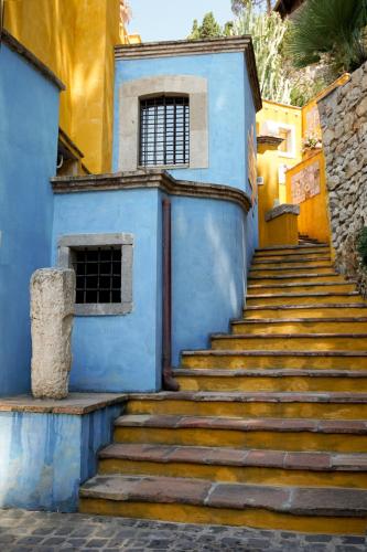 a stairway leading up to a blue building at Aeneas' Landing Resort in Gaeta