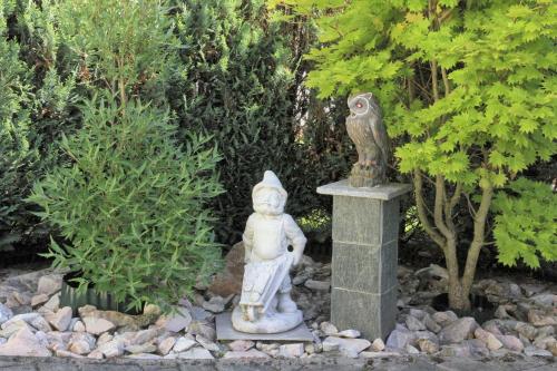 a statue of a cat and a bird on a stone pillar at Ferienhaus Familie Lagler in Glödnitz