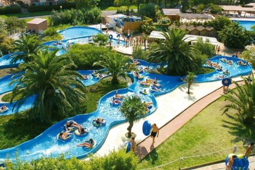 une vue aérienne d'un parc aquatique dans l'établissement Villa émeraude dans résidence, au Cap d'Agde