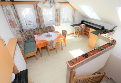 einen Blick über ein Wohnzimmer und ein Esszimmer in der Unterkunft Ferienhaus Familie Lagler in Glödnitz