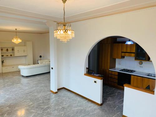 a kitchen with an archway in the middle of a room at Spazioso appartamento in centro Città in San Benedetto del Tronto