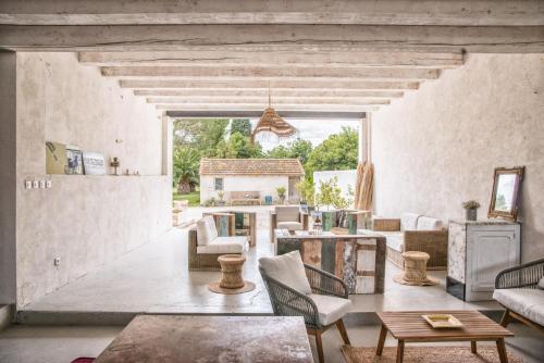 ein Wohnzimmer mit Möbeln und einem großen Fenster in der Unterkunft Mas de Bouvet en Camargue in Albaron