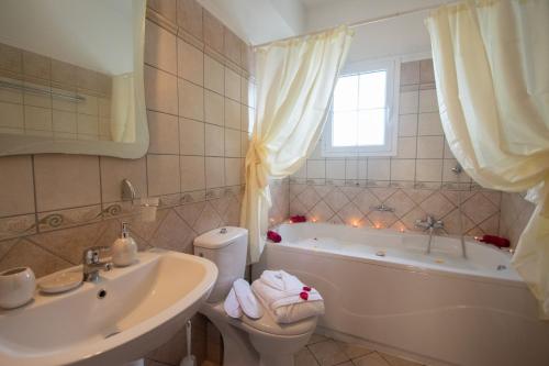 Ένα μπάνιο στο Luxury Villa Vanato & Pool