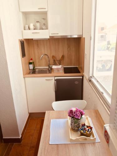 Η κουζίνα ή μικρή κουζίνα στο Apartments - Rooms VESNA