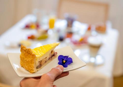 Makanan di atau berdekatan hotel