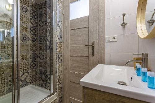 une salle de bain avec un lavabo et une douche dans l'établissement MY CASA - DIJON, à Nice
