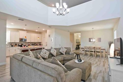 Home with Pool and Lake View Near Disney!, Kissimmee, Statele Unite ale Americii