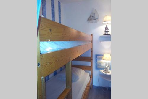 Giường tầng trong phòng chung tại CROS Mer et Piscine
