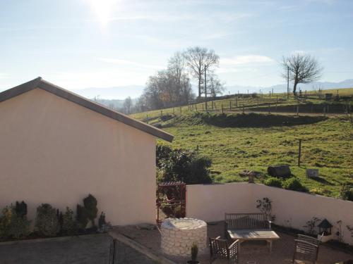 - une vue sur un champ depuis l'arrière d'une maison dans l'établissement Chez Juliette Maison Gite Hôtel, à Rontignon