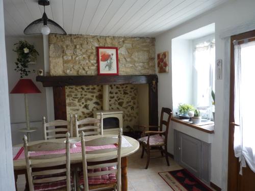 Blis-et-BornにあるMaison à la Campagneのテーブルと椅子のあるキッチンとダイニングルーム