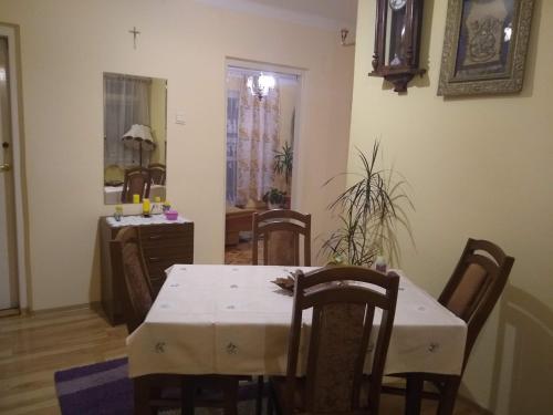 a dining room with a table and chairs and a mirror at U STASI kwatery in Piwniczna-Zdrój