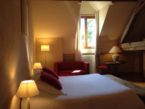 A bed or beds in a room at La Vallombreuse