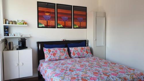 - une chambre avec un lit et une peinture murale dans l'établissement Guesthouse Zandvoort, à Zandvoort