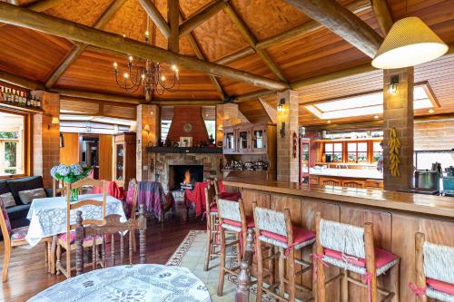 En restaurant eller et andet spisested på Vale do Lajeado - Mountain chalets